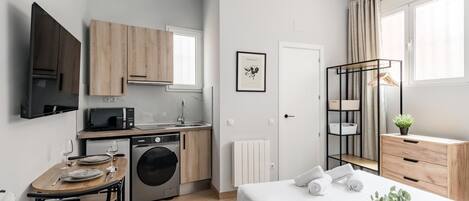 Iron/ironing board, Internet, bed sheets