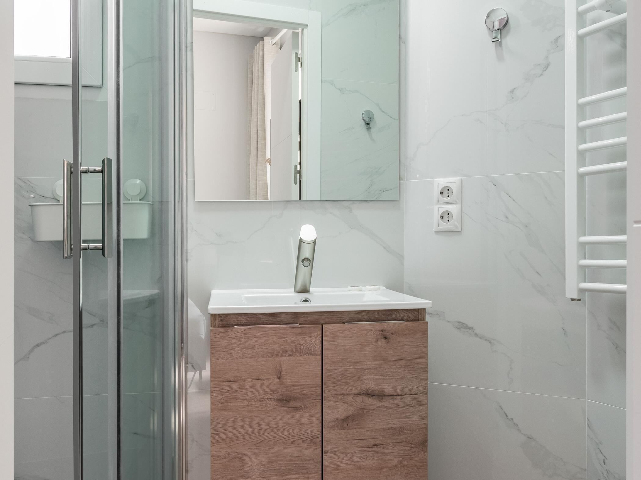 Een douche, een haardroger, handdoeken