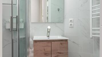 Een douche, een haardroger, handdoeken