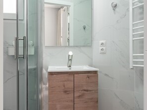 Shower, hair dryer, towels