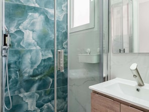 Shower, hair dryer, towels