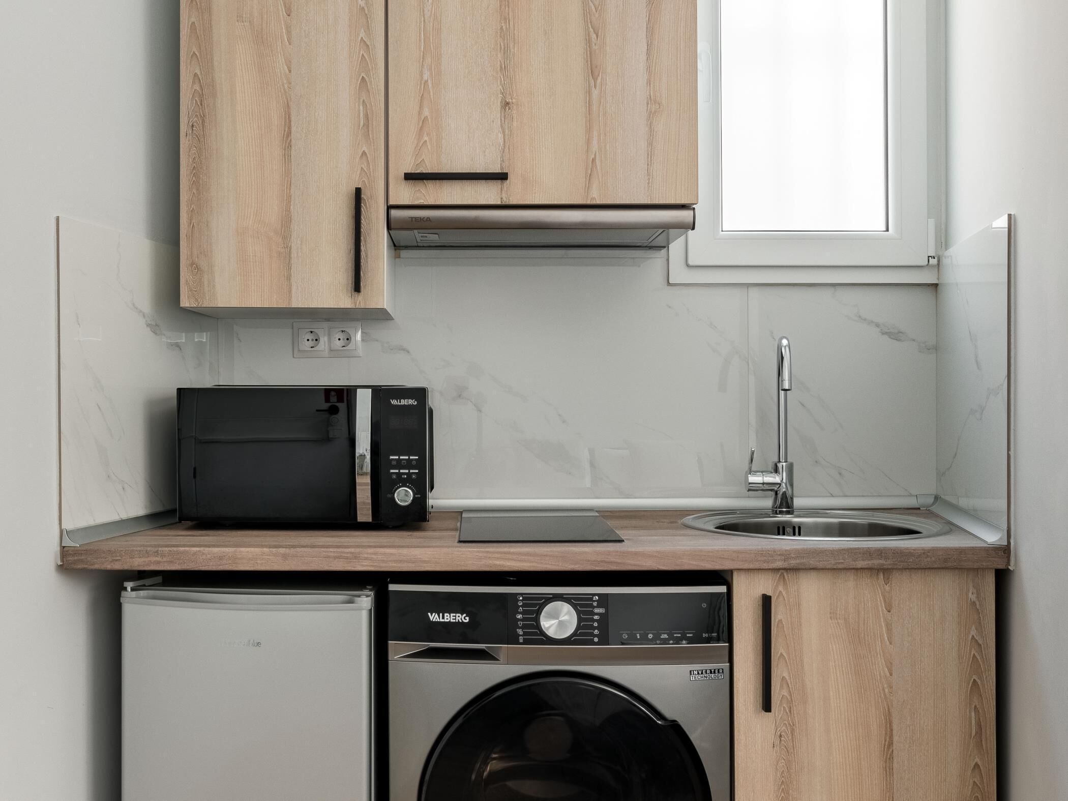 Frigorífico, microondas, horno y lavavajillas