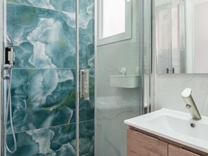 Dusche, Haartrockner, Handtücher, Shampoo