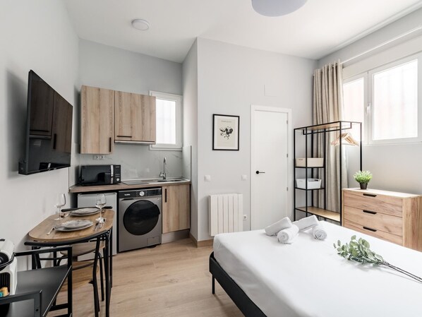 2 bedrooms, iron/ironing board, internet, bed sheets