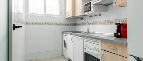 Een koelkast, een microgolfoven, een oven, een vaatwasser