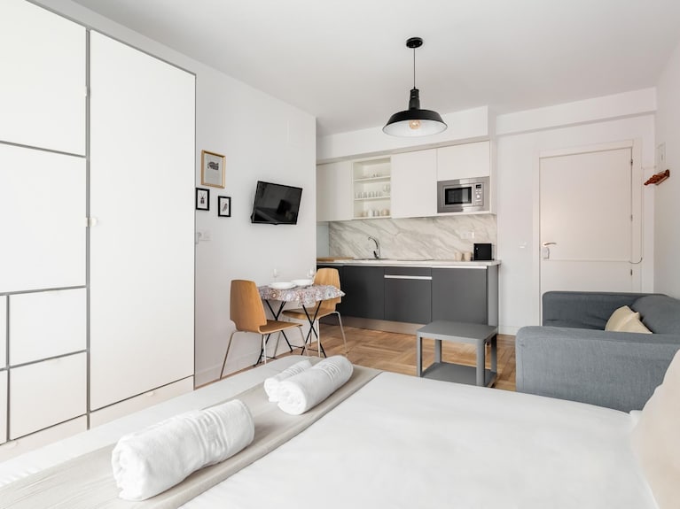 Sol Studio I In The City Center With Balcony - Madrid