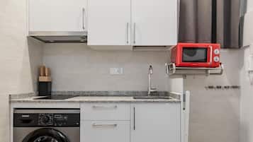 Een koelkast, een magnetron, een koffiezetapparaat/waterkoker