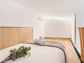 2 slaapkamers, een strijkplank/strijkijzer, internet, beddengoed