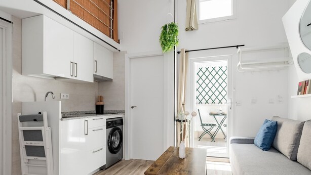 A modern apartment with a kitchen, a dining area, and a living room. - Madrid Villaverde VI - Apartament with patio, AC (Madrid)