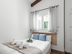 3 slaapkamers, een strijkplank/strijkijzer, internet, beddengoed