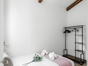 3 habitaciones, tabla de planchar con plancha, internet y ropa de cama 