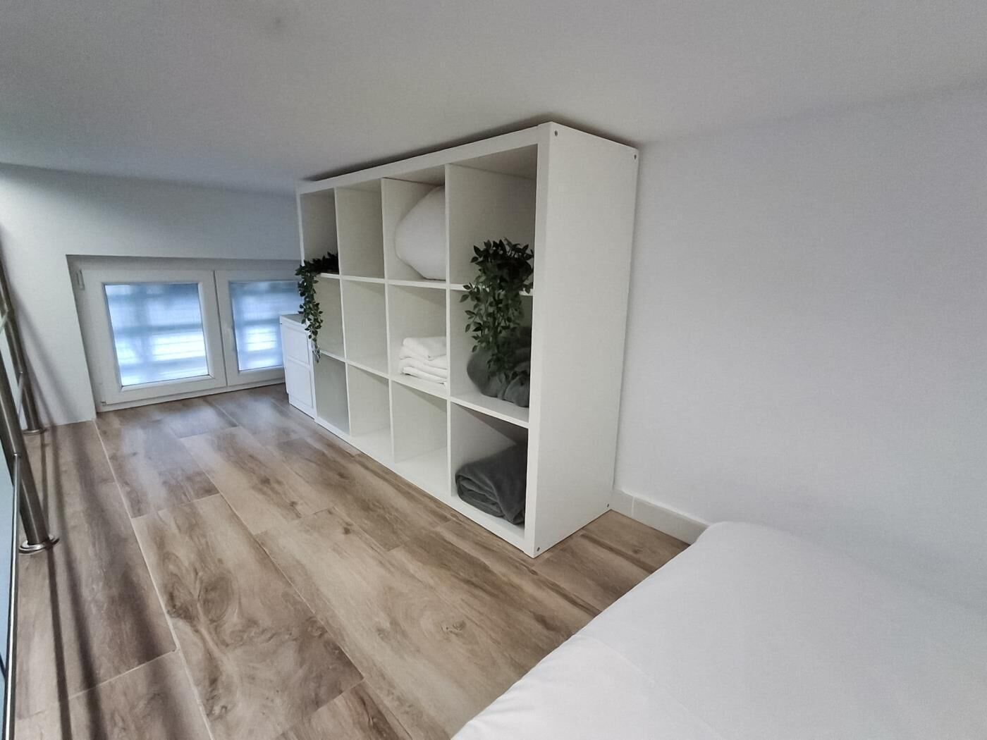 Een strijkplank/strijkijzer, internet, beddengoed