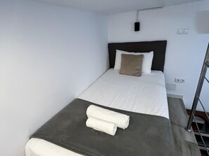 Strygejern/strygebræt, internetforbindelse, sengetøj