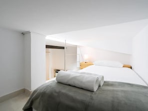 Een strijkplank/strijkijzer, internet, beddengoed