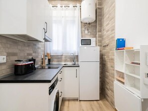 Réfrigérateur, micro-ondes, plaque de cuisson, cafetière/bouilloire