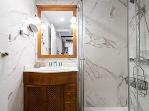 Shower, hair dryer, towels, soap - San Isidro I - Studio for 3 people (Madrid)
