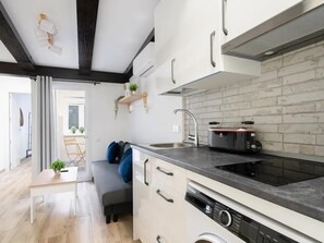 ثلاجة، ميكروويف، ماكينة لصنع القهوة/الشاي، محمصة خبز