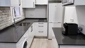 Kaffetrakter/tekoker, kjøleskap, mikrobølgeovn og oppvaskmaskin
