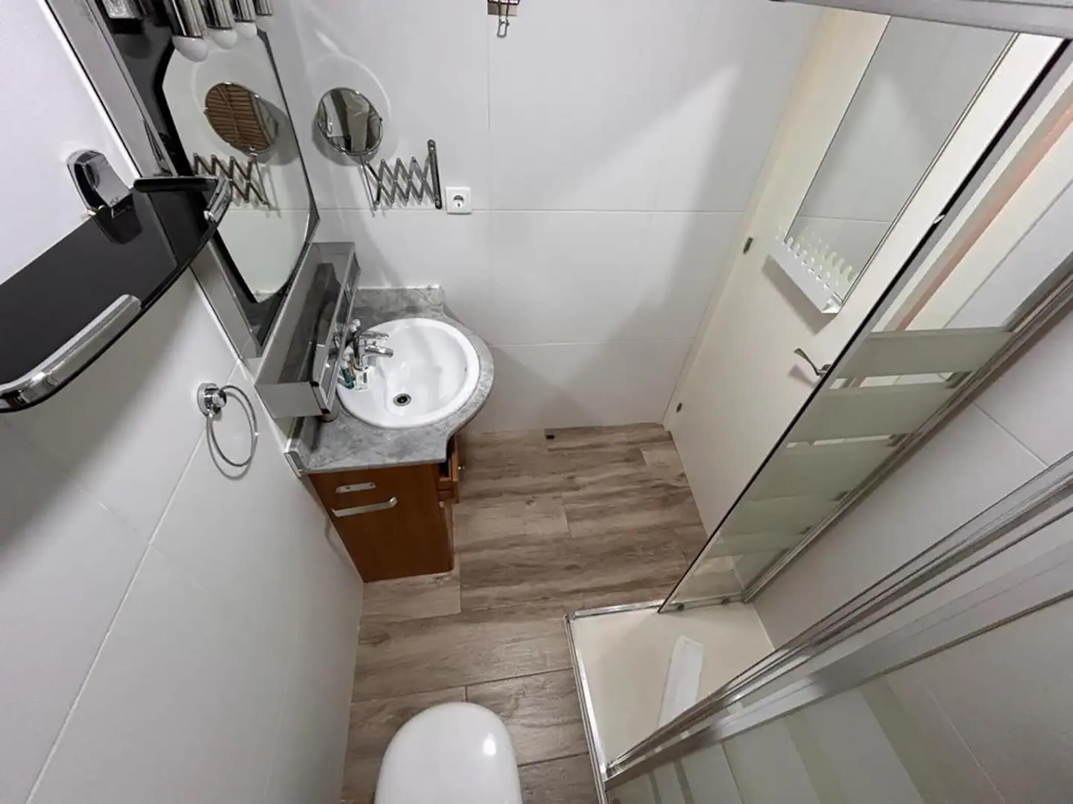 Een douche, een haardroger, handdoeken