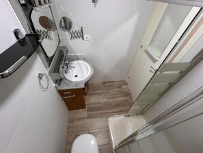 Shower, hair dryer, towels - Río Manzanares - 1-Bedroom Apartment (Madrid)