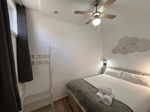 1 slaapkamer, een strijkplank/strijkijzer, internet, beddengoed