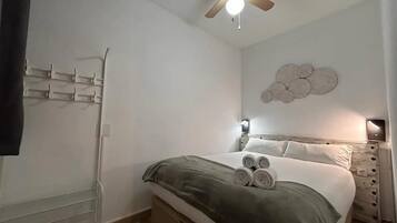 1 dormitorio, tabla de planchar con plancha, Internet y ropa de cama