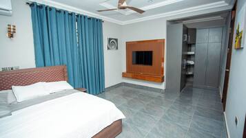 2 bedrooms, desk, laptop workspace, blackout curtains