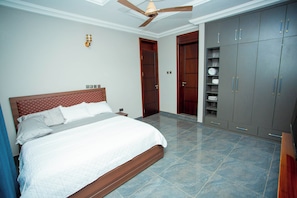 2 bedrooms, desk, laptop workspace, blackout drapes - Gateway Lodge (Tamale)