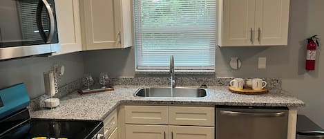 Køleskab, mikrobølgeovn, ovn, kogeplade