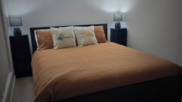 2 habitaciones, tabla de planchar con plancha y cuna de viaje