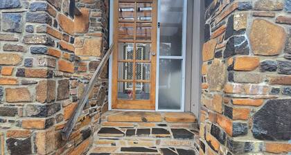Cosy water view cabin in amongst the pristene wilderness of Central Highlands