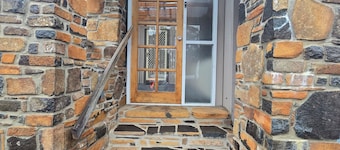 Cosy water view cabin in amongst the pristene wilderness of Central Highlands