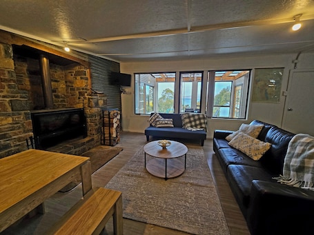 Smart TV, fireplace, books. Cosy water view cabin in amongst the pristene wilderness of Central Highlands