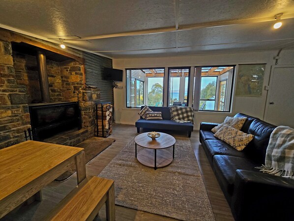 Smart-TV, peis og bøker