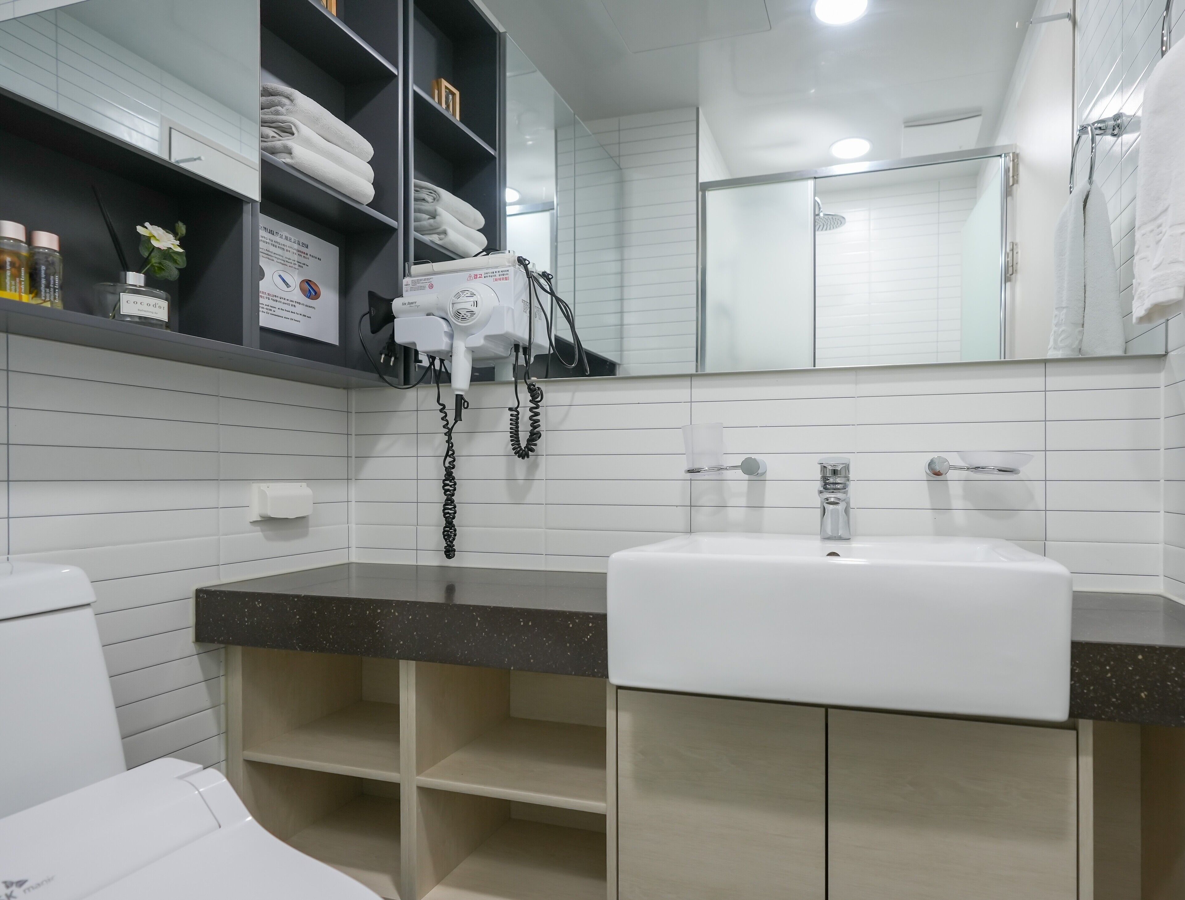 Een douche, een haardroger, een bidet, handdoeken