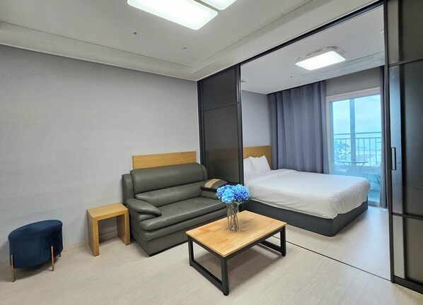 Deluxe Double Room - Balcony and Ocean View | Individually decorated, individually furnished, free WiFi, bed sheets - FIRSTCITY HOTEL YEOSU (Yeosu)