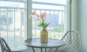 Decoración individual, mobiliario individual, wifi gratis y ropa de cama