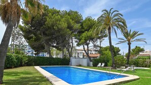 A rectangular swimming pool surrounded by grass, palm trees, and a hedge. - Bonita Stay B Sun: Great views, new, fiber, airconditioning, pool, BBQ & parking (Bahia De Javea (Urbanizacion))