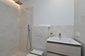 Haartrockner, Handtücher, Seife, Shampoo