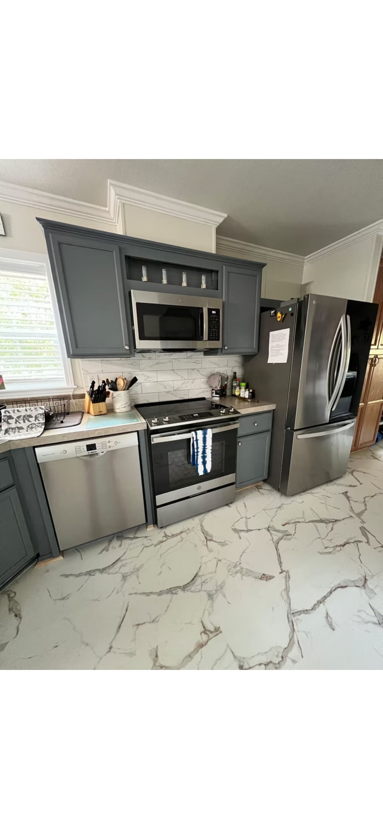 Mikrobølgeovn, ovn, kokeplater og oppvaskmaskin