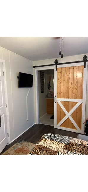 3 habitaciones, tabla de planchar con plancha, wifi y ropa de cama