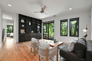 Smart TV, fireplace, stereo
