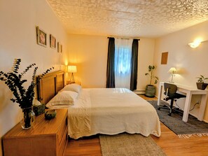 2 bedrooms, desk, free WiFi, bed sheets