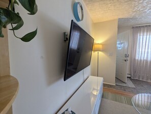 Interior - In Town 2BR: Dedicated Workspace, Free Wifi, Full Kitchen, and Laundry Access. (Fairbanks)