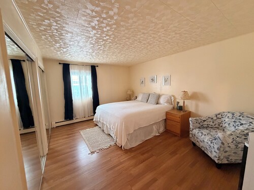 In Town 2BR: Dedicated Workspace, Free Wifi, Full Kitchen, and Laundry Access.