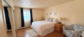 In Town 2BR: Dedicated Workspace, Free Wifi, Full Kitchen, and Laundry Access.