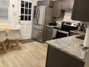 Refrigerador, microondas, horno, placa de cocina