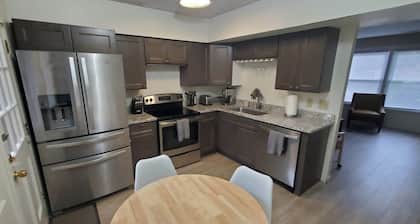 big parking -2-bedroom with AC and WiFi in brilliant Raleigh