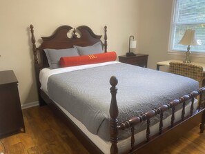 2 bedrooms, desk, iron/ironing board, free WiFi - Near NCSU, State Fair, RDU & RTP-2BR +Fire Pit+Fenced Yard+Ample Private Parkng (Raleigh)