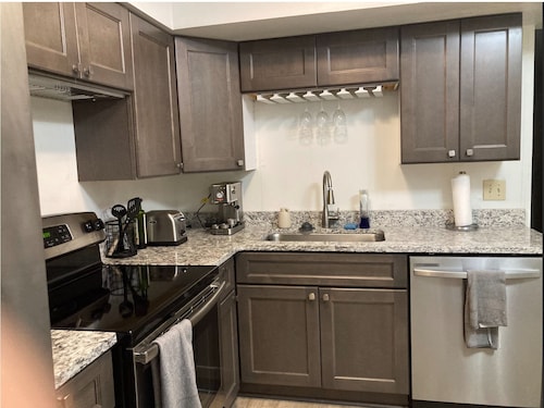 big parking -2-bedroom with AC and WiFi in brilliant Raleigh